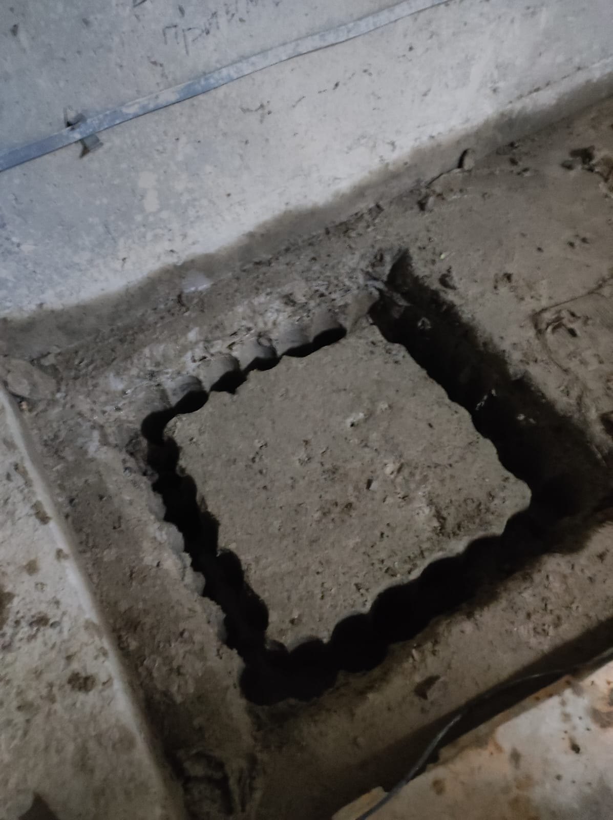 Алмазное бурение отверстия в бетонной стене