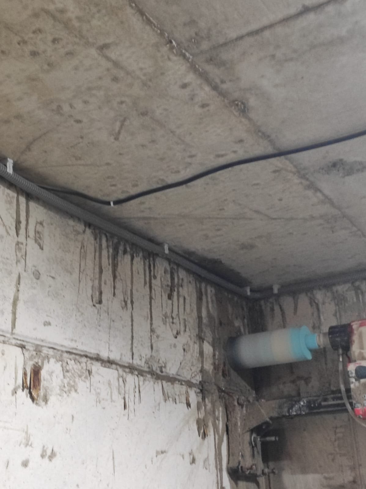 Готовое отверстие с трубой