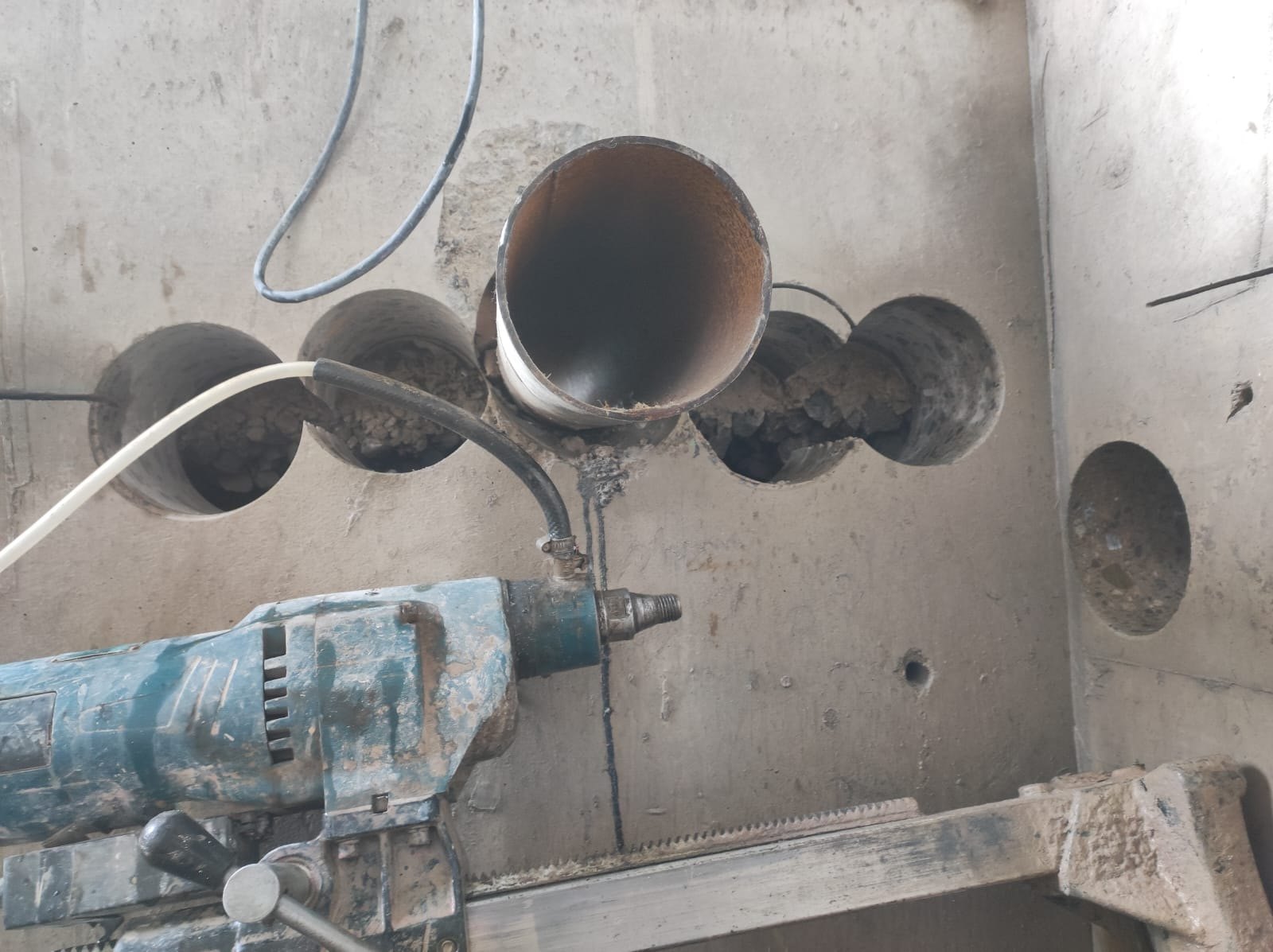 Серия отверстий в бетонной стене