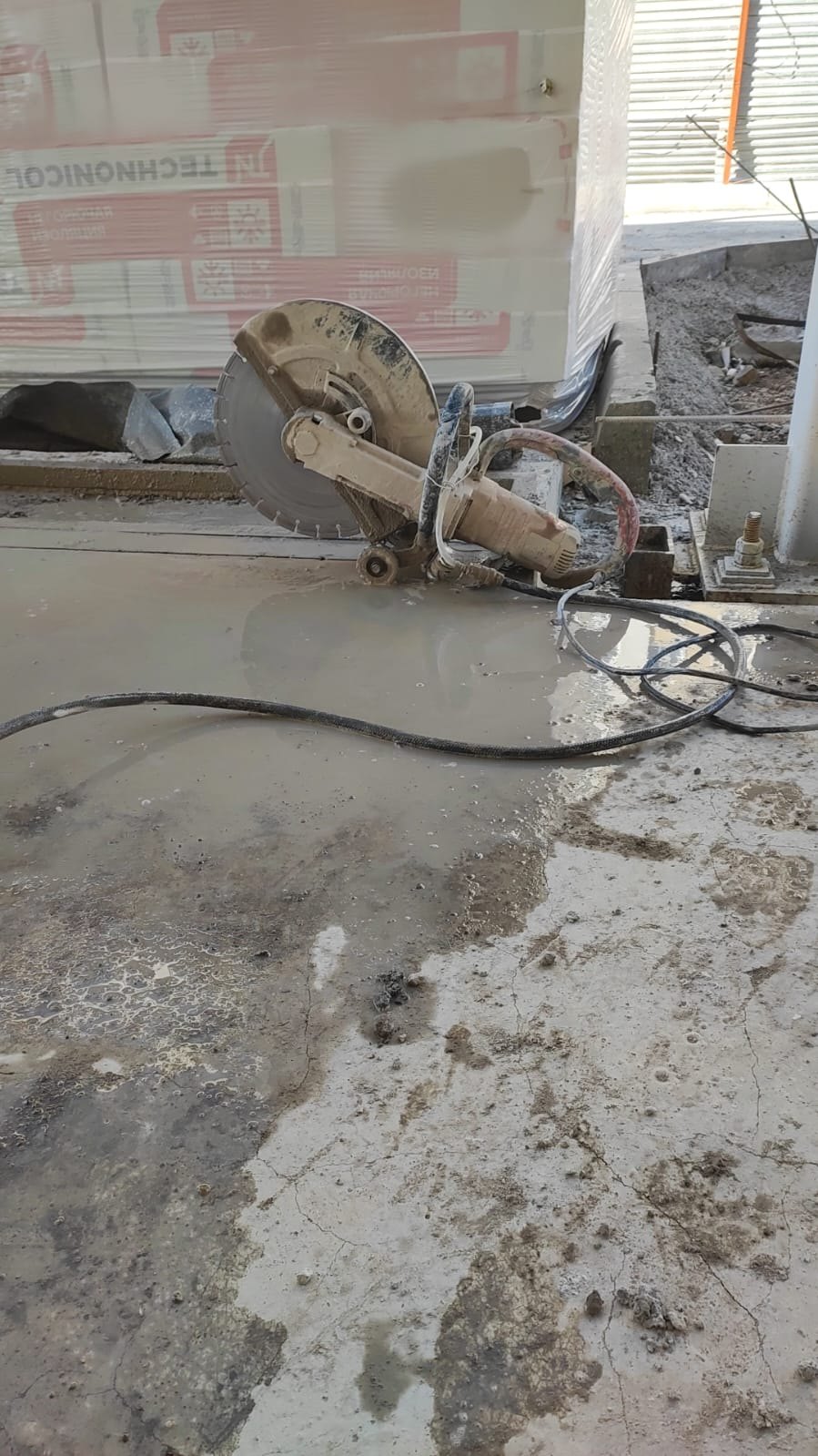 Квадратный вырез в полу