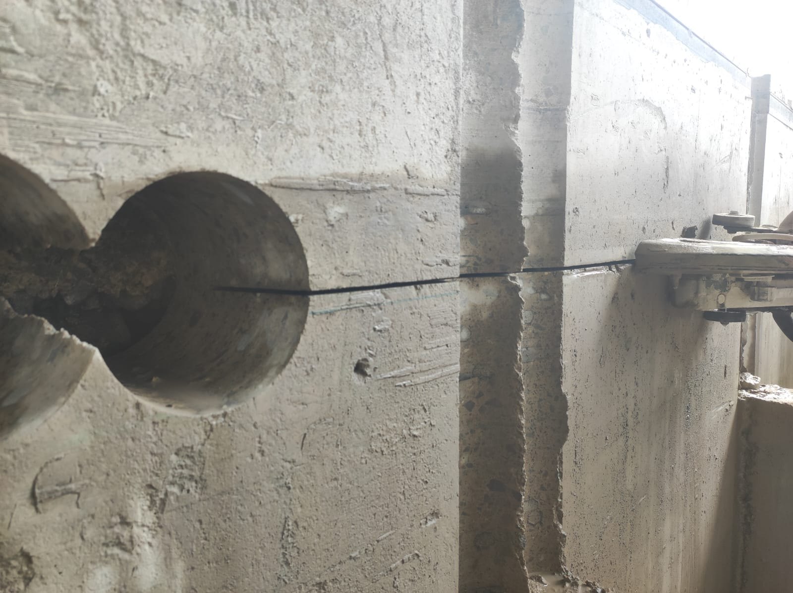 Узкая резка бетонной стены