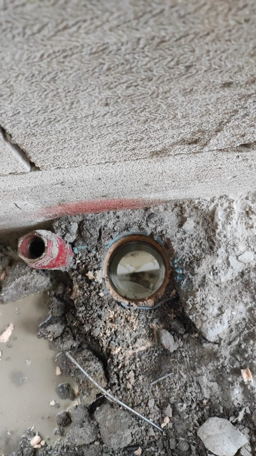 Специалист выполняет бурение на объекте